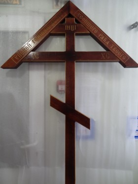 Крест дубовый с крышей и надписями